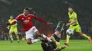 Pemain Manchester United Jesse Lingard berebut bola dengan kiper CSKA Moscow Igor Akinfeev pada lanjutan Liga Champion Grup B di Stadion Old Trafford, Manchester, Inggris , Rabu(4/11/2015) dini hari. (Action Images via Reuters / Jason Cairnduff)