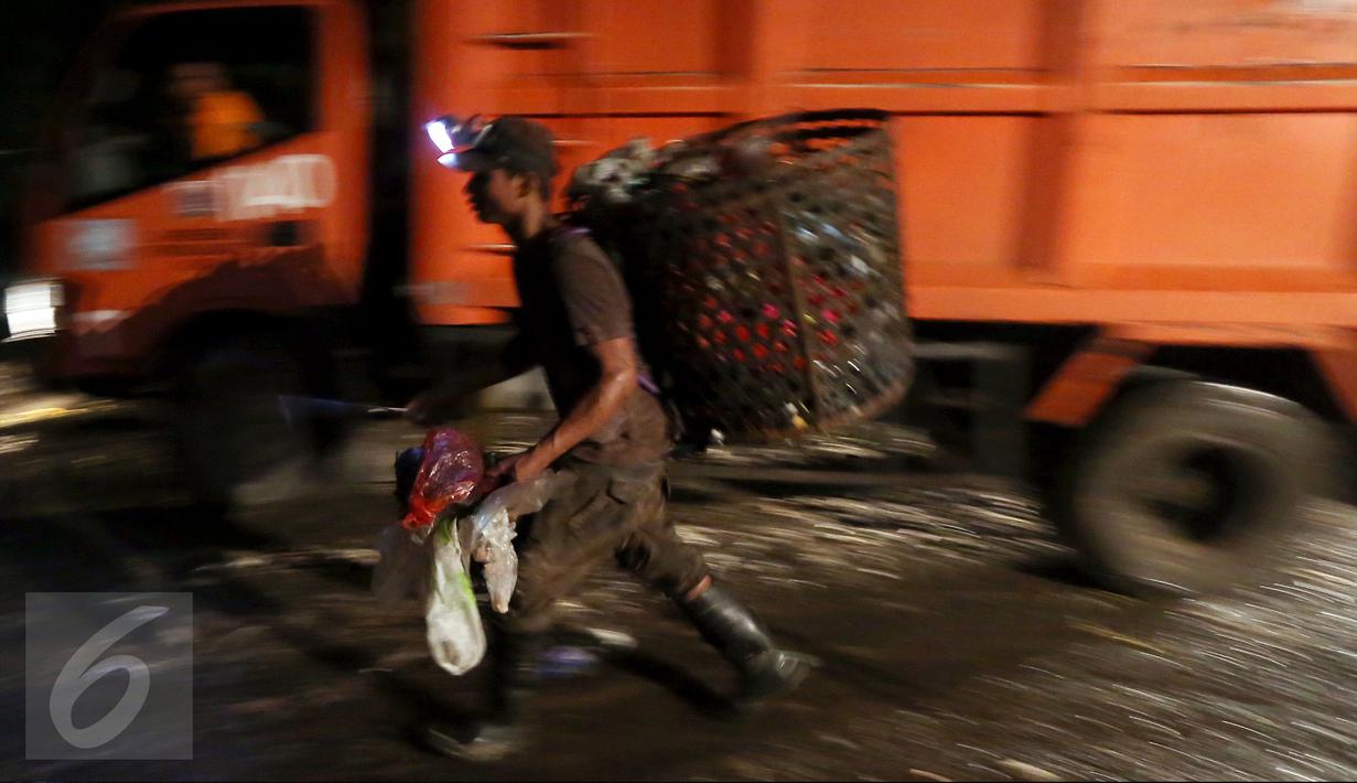 Berbekal karung plastik yang telah dimodifikasi untuk dapat menampung sampah lebih banyak, para pemulung berjuang di antara tumpukan sampah. Tak lupa perlengkapan lainnya seperti kail dan sepatu butut setia melindungi kaki. (Liputan6.com/Johan Tallo) 