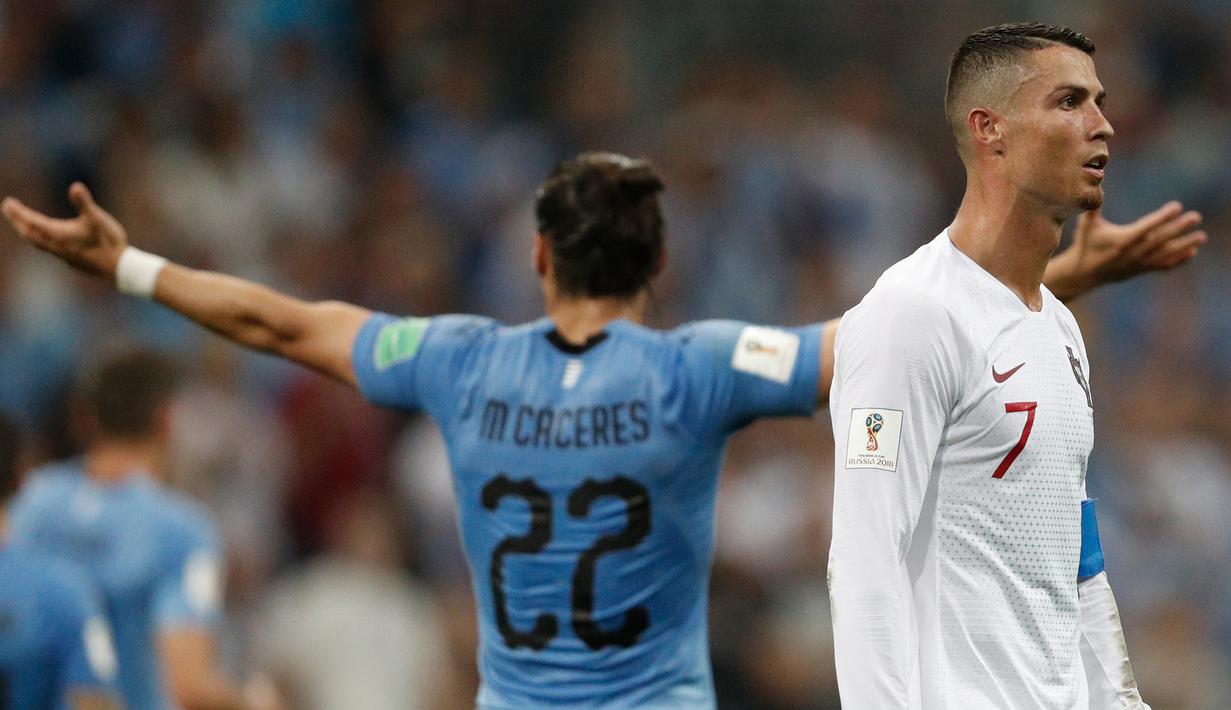 7. Raut kekecewaan terpancar dari wajah Cristiano Ronaldo setelah Potugal disingkirkan Uruguay pada babak 16 besar Piala Dunia 2018. (AFP/Adrian Dennis)