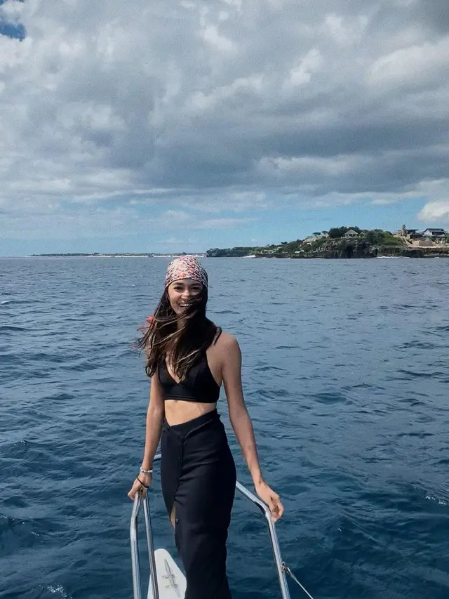 Hobi Travelling, Ini 7 Pemotretan Hana Malasan saat di Pantai yang Menawan