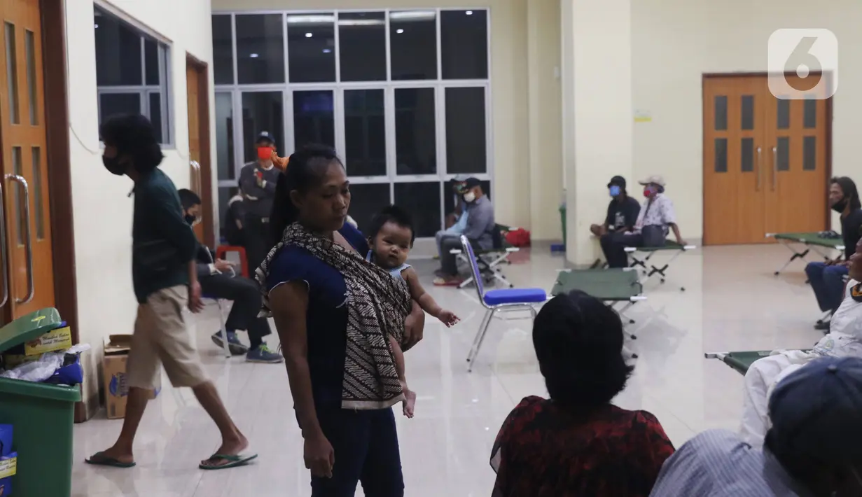 Tunawisma berada di GOR Tanah Abang, Jakarta, Minggu (26/4/2020). Pemprov DKI Jakarta menyiapkan GOR di Jakarta untuk ditempati warga yang tidak mempunya tempat tinggal akibat terdampak Covid-19. (Liputan6.com/Angga Yuniar)