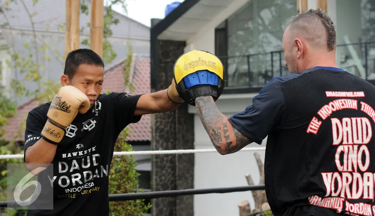 Petinju Indonesia, Daud Yordan (kiri) melakukan latihan jelang bertolak ke Uruguay di Jakarta, Selasa (17/5/2016). Daud Yordan menargetkan kemenangan KO dalam perebutan sabuk juara WBA Lightweight International. (Liputan6.com/Helmi Fithriansyah)