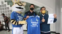 Kiper Persib Bandung, I Made Wirawan, berfoto bersama maskot Maung Bandung, Prabu, dan peserta penerima vaksin COVID-19 dalam kegiatan vaksinasi di Pusdai, Jalan Dipenogoro, Bandung, Jumat (29/10/2021). (Bola.com/Muhammad Faqih)