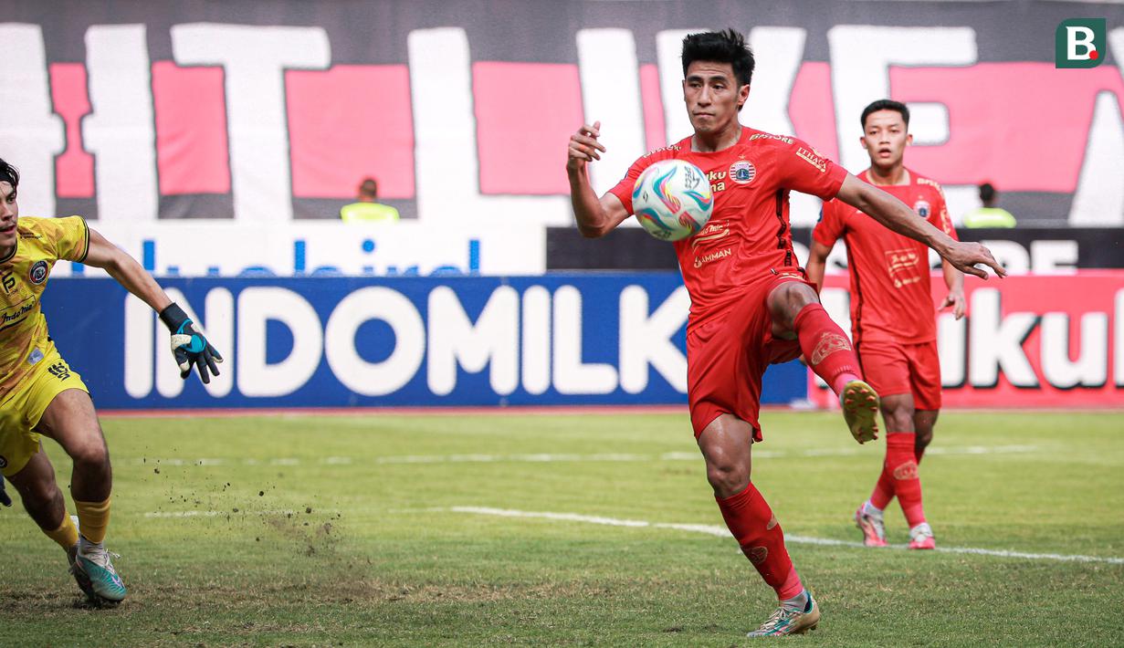 <p>Pemain Persija Jakarta, Hanif Sjahbandi,&nbsp;berhasil menjebol gawang Arema FC dalam pertandingan pekan kesembilan BRI Liga 1 2023/2024 yang berlangsung di Stadion Patriot Candra Bhaga, Bekasi, Minggu (20/9/2023). (Bola.com/Bagaskara Lazuardi)</p>