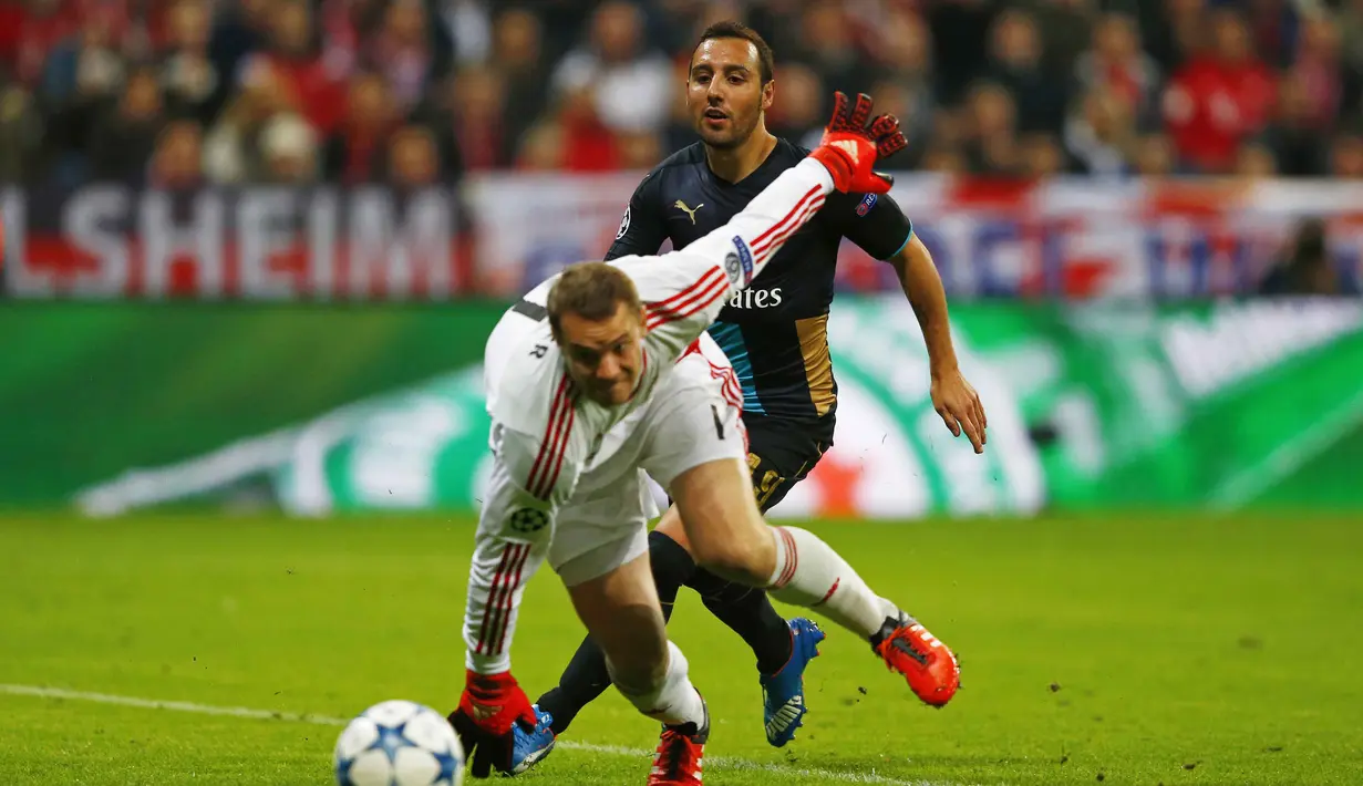 Pemain Arsenal Santi Cazorla berebut bola dengan pemain Bayern Munich Manuel Neuer pada lanjutan Liga Champion di Allianz Arena, Munich, Jerman, Kamis (5/11/15) dini hari. Bayern menang 5-1. (Reuters / Michael Dalder)