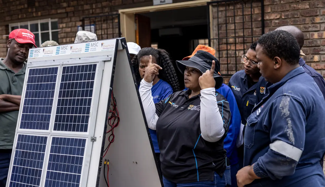 Serta mendapatkan sertifikasi yang diperlukan untuk bekerja di perusahaan energi ramah lingkungan. (Roberta Ciuccio/AFP)
