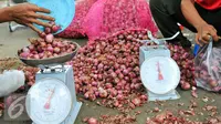 Petugas menimbang bawang merah yang akan dijual, Jakarta, Kamis (26/5/2016). Kementerian Pertanian menggelar pasar murah dengan menjual bawang merah dengan harga Rp 25.000/kg. (Liputan6.com/Yoppy Renato)