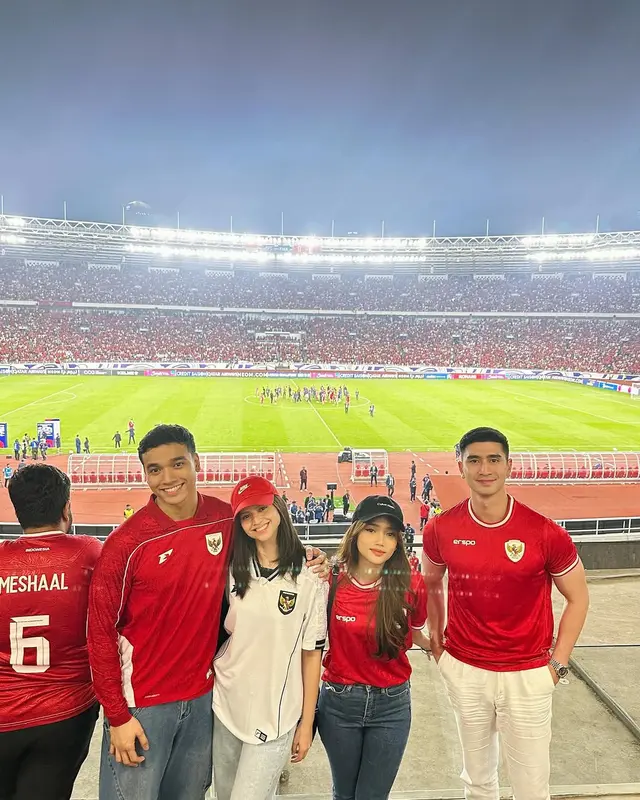 8 Potret artis nonton Timnas Indonesia Vs Bahrain di GBK, Fuji pamer kedekatan dengan Verrell Bramasta