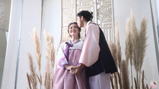 7 Pemotretan Caesar Hito dan Felicya Angelista Pakai Busana Korea