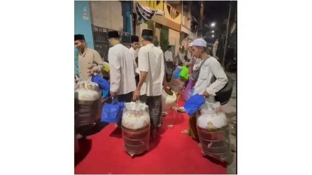 6 Potret Suvenir Berukuran Besar dari Kondangan, Kasur hingga Sangkar Burung