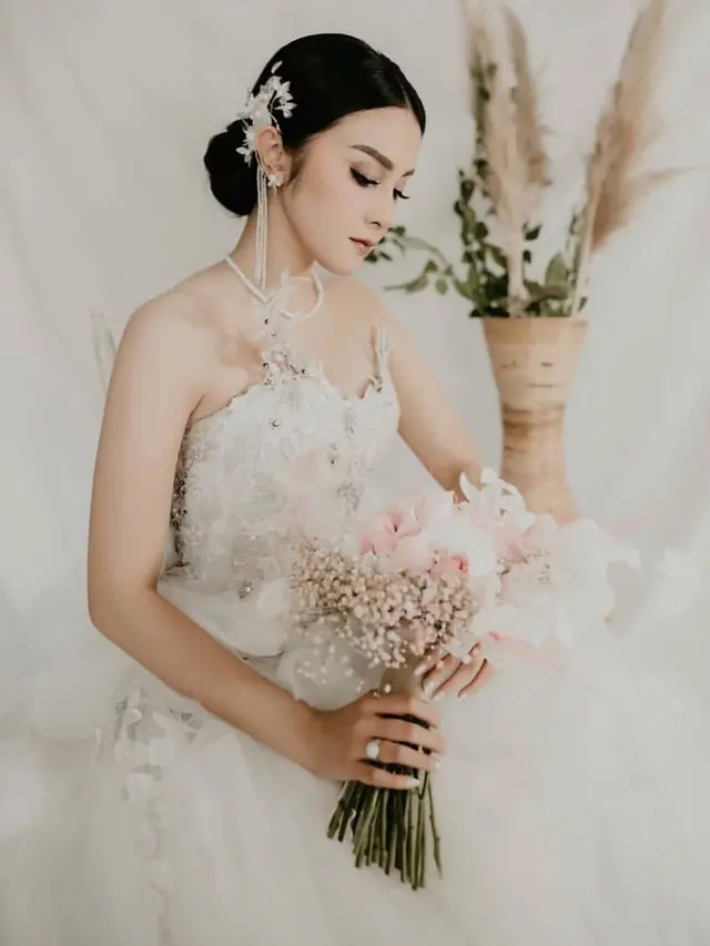 6 Potret Vicy Melanie Pakai Gaun Pengantin, Dikabarkan Segera Nikah dengan Kevin Aprilio