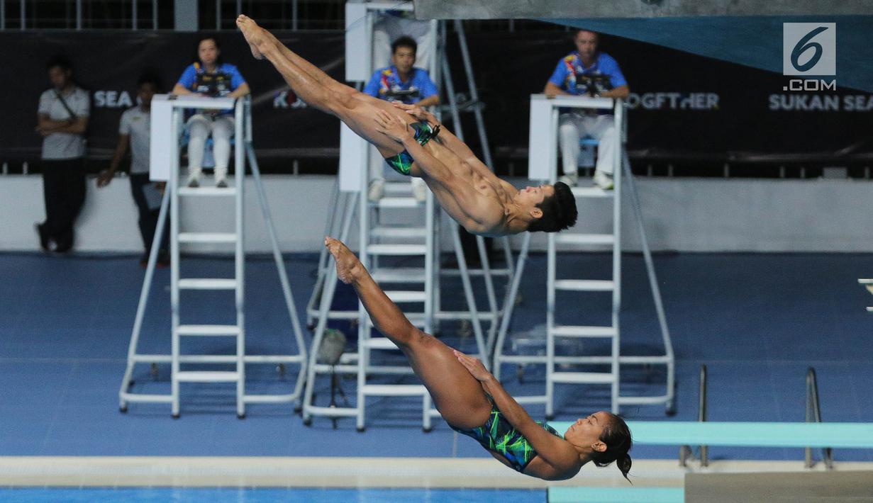 Atlet Loncat Indah Indonesia Andriyan (kiri), Della Dinarsari Harimurti saat berlaga dalam final loncat indah Sea Games 2017, Aquatics Centre, Bukit Jalil, Malaysia, (28/8). Indonesia kalah dengan poin 231.18. (Liputan6.com/Faizal Fanani)