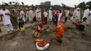 Sadhu, sebutan orang suci umat Hindu, berdiri terbalik dengan kepalanya saat menerima sedekah selama Festival Pitcher di Nashik, , India, (28/8/2015). (REUTERS/Danish Siddiqui)