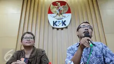 Kepala Bagian Pemberitaan dan Publikasi KPK Priharsa (kanan) dan Plt. Jubir KPK Yuyuk Andriati Iskak, memberikan keterangan pers mengenai penetapan tersangka RJ Lino di gedung KPK, Jakarta, Jum'at (18/12).(Liputan6.com/Helmi Afandi)