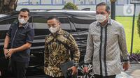 Mantan Menteri Perdagangan (Mendag) Muhammad Lutfi berjalan memasuki ruang pemeriksaan di Gedung Bundar Kejaksaan Agung (Kejagung), Jakarta Selatan, Rabu (22/6/2022). Muhammad Lutfi tidak banyak menyampaikan pernyataan perihal kedatangannya ke Kejagung. Dia langsung berlalu dan siap kooperatif dalam pemeriksaannya terkait penanganan kasus mafia minyak goreng. (Liputan6.com/Faizal Fanani)