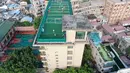 Foto udara pada 17 September 2020 menunjukkan lapangan olahraga di atas gedung Sekolah Menengah No.10 Guangzhou, China. Lapangan olah raga tersebut memiliki instalasi yang diperlukan seperti jaring pelindung, rumput sintetis, alat penerangan, dan sebagainya, di bagian atap gedung mereka. (Xinhua/Den
