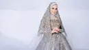 Dress dengan brokat warna silver itu dilengkapi dengan penutup kepala ala pengantin Arab. (Instagram/mulanjameela1).