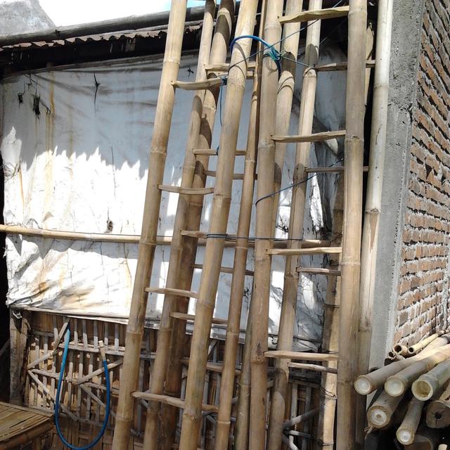 6 Potret Tangga Tukang Dirakit Ini Nyeleneh, Bikin Enggak Berani Naik