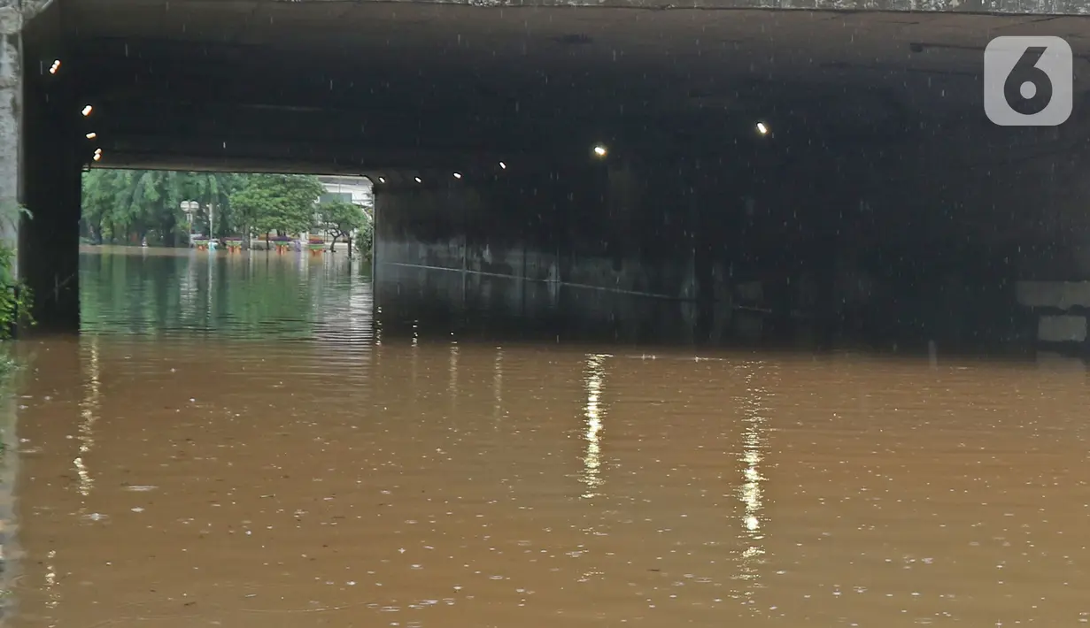 Banjir merendam terowongan di kawasan DI Panjaitan, Jakarta, Selasa (25/2/2020). Hujan yang mengguyur Jakarta sejak dini hari tadi membuat kawasan tersebut terendam banjir sehingga tak bisa dilintasi kendaraan bermotor. (Liputan6.com/Herman Zakharia)