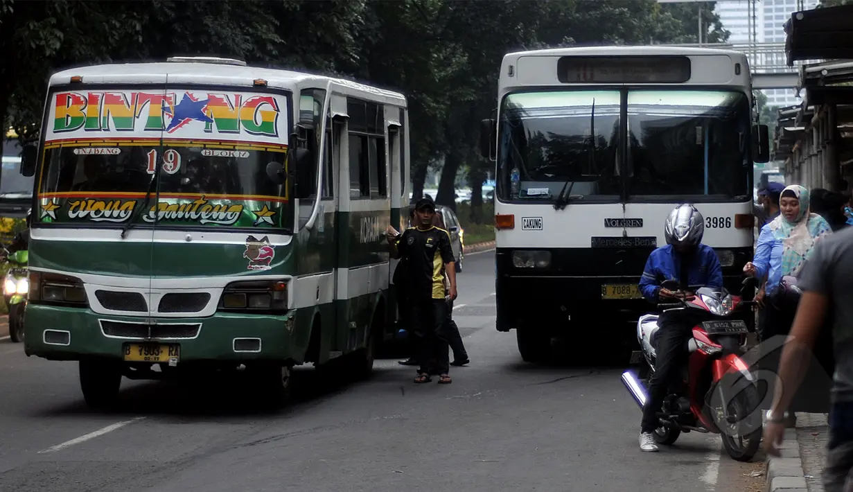 Bus Kopaja saat melintas di kawasan Setia Budi, Jakarta, Jumat (8/5/2015). Pemprov DKI Jakarta secara bertahap akan melarang Metro Mini dan Kopaja yang ugal-ugalan karena mengejar setoran. (Liputan6.com/Johan Tallo)