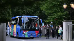 Bus yang membawa Timnas Portugal tiba di hotel tempat menginap jelang Euro 2024 di Harsewinkel, Jerman, Rabu (13/06/2024) waktu setempat. (AFP/Patricia De Melo Moreira)