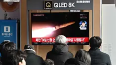 Orang-orang menonton layar televisi yang menampilkan siaran berita dengan file rekaman uji coba rudal Korea Utara, di sebuah stasiun kereta api di Seoul pada 28 Januari 2024. (Jung Yeon-je/AFP)