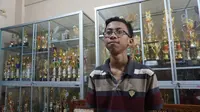 Ananda Hafidh Rifai Kusnanto, siswa kelas XII IPA 6 SMAN 4 Surakarta yang meraih nilai 100 untuk semua mata pelajaran UN.(Liputan6.com/Fajar Abrori)