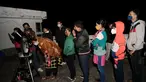 Orang-orang mengantre menyaksikan fenomena "konjungsi besar" planet Jupiter dan Saturnus di Udaipur, 50 kilometer dari Agartala, ibu kota Negara Bagian Tripura, India timur laut (22/12/2020). Fenomena langit yang tergolong sangat langka akan, yaitu Konjungsi besar Jupiter-Saturnus. (Xinhua/Str)