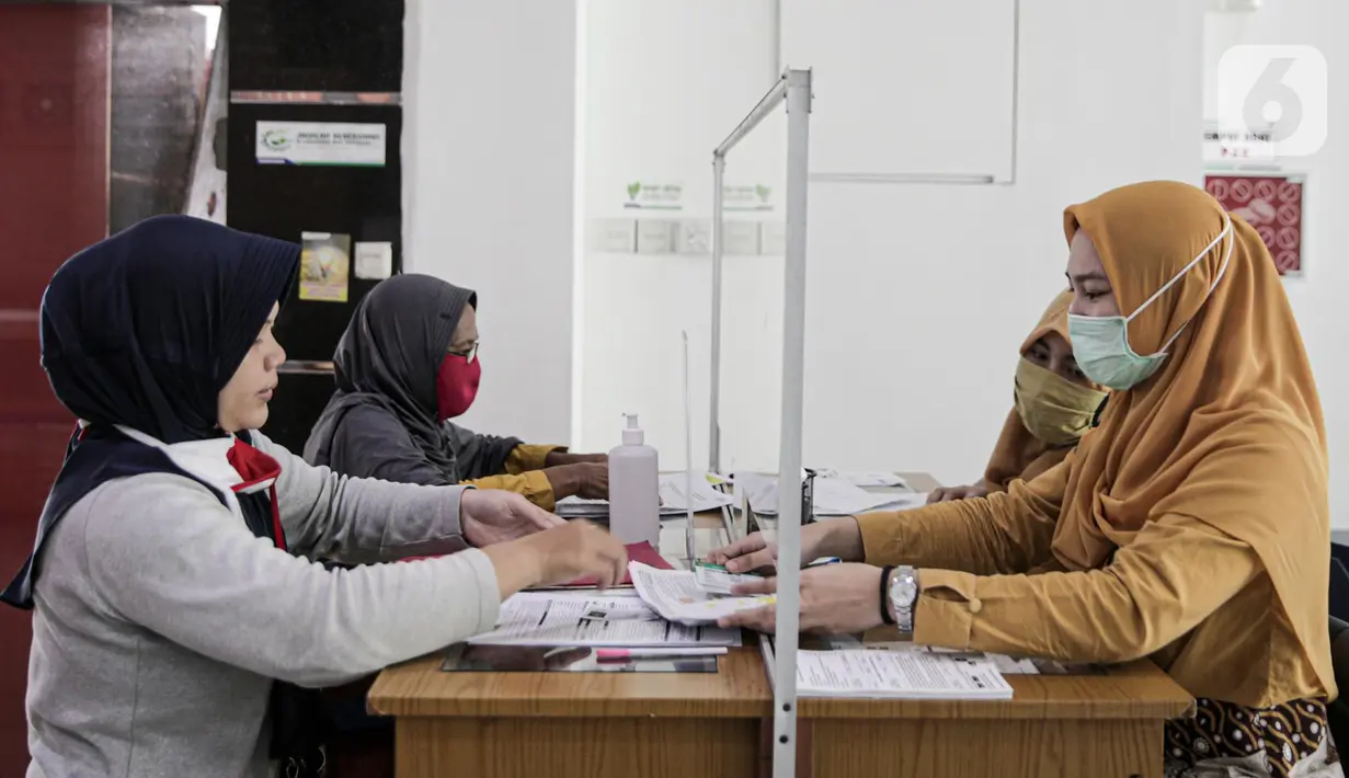 Pegawai melayani warga di Kantor BPJS Kesehatan Cabang Jakarta Selatan, Jumat (15/5/2020). Pemerintah akan menaikkan iuran BPJS Kesehatan pada 1 Juli 2020 dengan rincian kelas I naik menjadi Rp150.000, kelas II menjadi Rp100.000 dan kelas III menjadi 42.000. (Liputan6.com/Faizal Fanani)