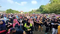Ribuan orang berbondong-bondong ke lapangan Dukuh Mojoroto RT 08, Desa Dawungan, Kecamatan Masaran, Sragen, Jawa Tengah, Minggu (28/1/2024). (Foto: Istimewa).