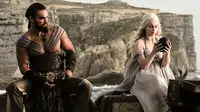 Emilia Clarke dan Jason Momoa punya cerita lucu saat harus beradegan intim dalam serial Game of Thrones.