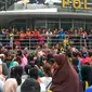 Polda Metro Jaya menggelar kampanye keselamatan berlalu lintas dengan cara bernyanyi dan berjoget bersama masyarakat. (Liputan6.com/Nafiysul Qodar)