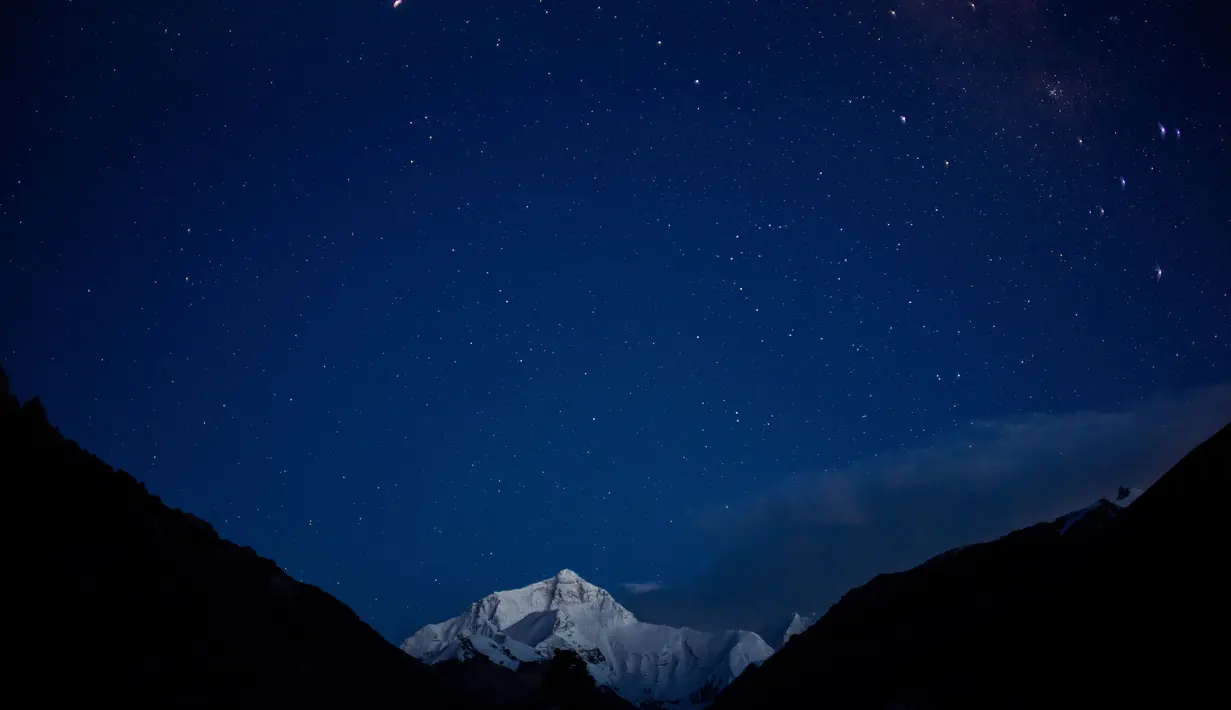 Foto yang diabadikan pada 4 September 2020 ini menunjukkan Gunung Qomolangma di bawah langit malam yang berbintang. (Xinhua/Lyu Shuai)