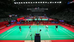Indonesia akan menurunkan 21 pebulu tangkis dari lima nomor. Tampak dalam foto, pebulu tangkis dari berbagai negara melakukan latihan sekaligus uji lapangan jelang perhelatan Indonesia Masters 2026 di Istora, Kompleks Gelora Bung Karno (GBK), Senayan, Jakarta, Senin (19/1/2026). (Bola.com/Bagaskara Lazuardi)