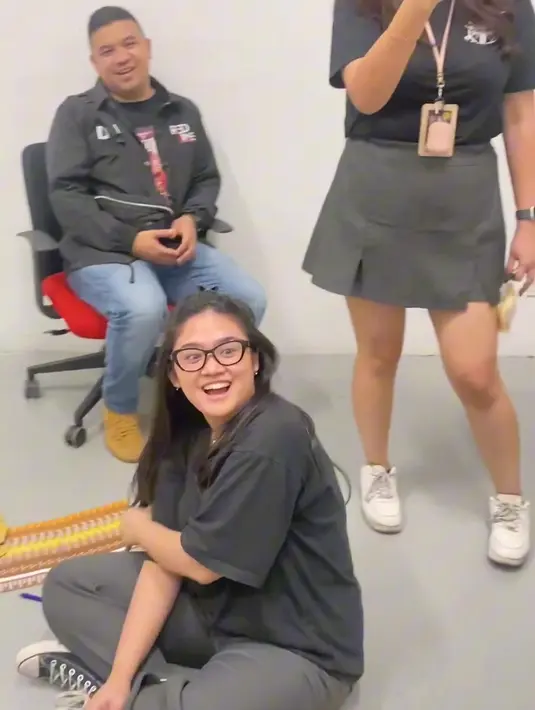 Seperti ini reaksi Tiara saat melihat pacarnya yang tiba-tiba datang ke Jakarta beri kejutan. [Instagram/mulanjameela1]