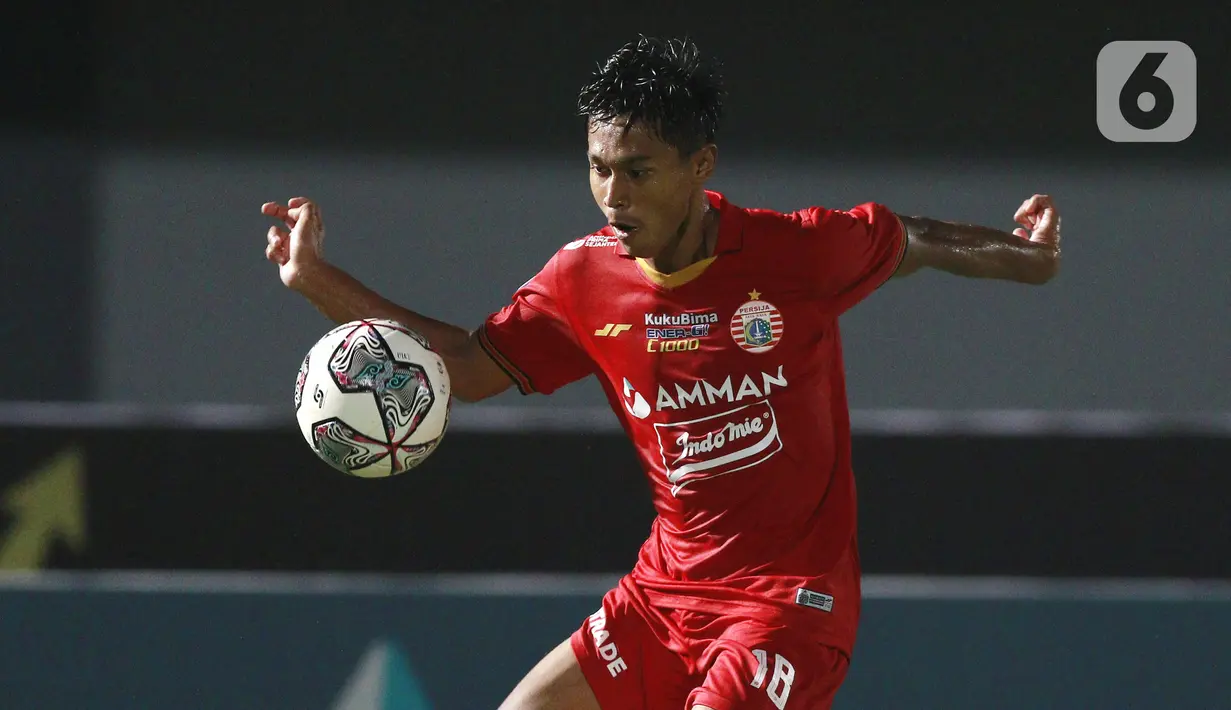 Pemain Persija Jakarta, Alfriyanto Nico, mengontrol bola saat melawan PSIS Semarang pada laga BRI Liga 1 di Stadion Indomilk Arena, Tangerang, Minggu (12/9/2021). Pertandingan berakhir 2-2. (Bola.com/M. Iqbal Ichsan)