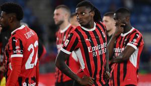 Pemain depan AC Milan asal Portugal #10, Rafael Leao, bereaksi di akhir pertandingan final Piala Italia (Coppa Italia) antara AC Milan dan Bologna di stadion Olimpiade di Roma, Kamis dini hari WIB (15-5-2025). (Isabella BONOTTO/AFP)