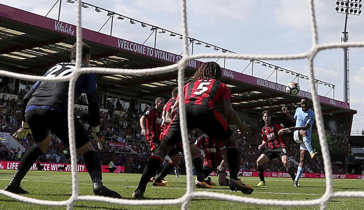 Gol pemin Manchester City, Raheem Sterling ke gawang AFC Bournemouth pada lanjutan Premier League di Vitality Stadium, Bournemouth, (26/8/2017). City menang 2-1. (Steven Paston/PA via AP)