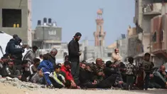 Umat Muslim Palestina berdoa saat salat Jumat terakhir di bulan suci Ramadan 1447 Hijriah, di luar Masjid Al-Talbani, yang dihancurkan oleh militer Israel di Khan Yunis, Jalur Gaza selatan pada Jumat 13 Maret 2026. Memasuki Jumat terakhir di bulan suci Ramadan 1447 Hijriah, umat Muslim di Gaza tetap menunjukkan keteguhan dalam menjalankan ibadah. (Bashar Taleb/AFP)
