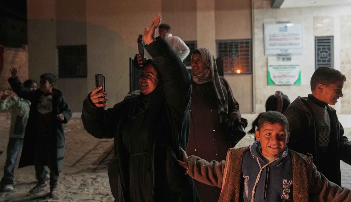 Pada Rabu 4 Februari 2026 pagi waktu setempat, 40 warga Palestina tiba di Rumah Sakit Nasser, Khan Younis, Jalur Gaza selatan. Tampak dalam foto, orang-orang melambaikan tangan kepada para pengungsi yang tiba dengan bus di Rumah Sakit Nasser menyusul pembukaan kembali perbatasan Rafah, di Khan Younis, Jalur Gaza selatan, Rabu 4 Februari 2026 pagi waktu setempat. (AP Photo/Jehad Alshrafi)