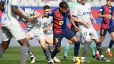 Pemain Barcelona, Lamine Yamal berusaha melewati penjagaan dari sejumlah pemain Deportivo Alaves dalam laga lanjutan Liga Spanyol 2024/2025 di Estadi Olimpic Lluis Companys, Barcelona, Spanyol, Minggu (02/02/2025) waktu setempat. (AFP/Josep Lago)