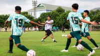 Pemain-pemain sepak bola terbaik Jawa Tengah yang tergabung ke dalam Korea-Korea Selecao (KKS) terus mematangkan persiapan menjelang pemusatan latihan di Portugal, Senin (18/11/2024). (Bola.com/Bagaskara Lazuardi)