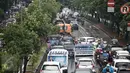 Pengendara terjebak macet di Jalan Pramuka, Jakarta, Jumat (26/2). Banjir yang menggenangi sejumlah ruas jalan menyebabkan kemacetan arus lalu lintas di beberapa titik. (Liputan6.com/Faizal Fanani)