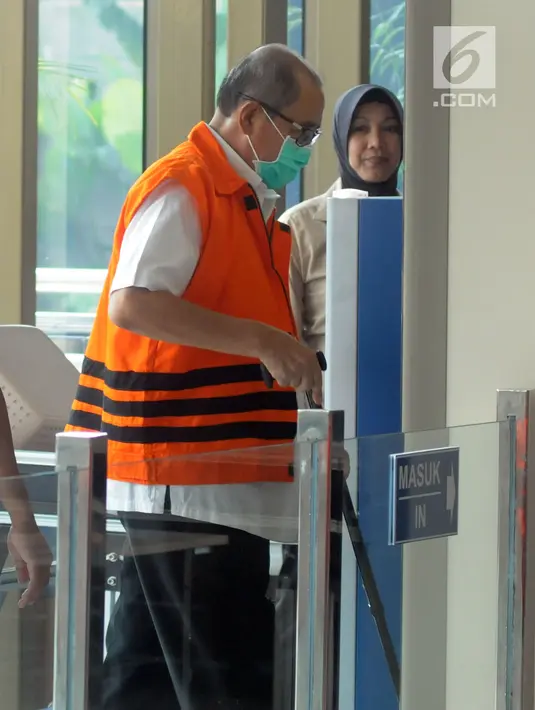 Bupati Bandung Barat Abubakar memasuki gedung KPK untuk menjalani pemeriksaan, Jakarta, Selasa (8/5). Abubakar diperiksa sebagai tersangka terkait dugaan penerima suap dari sejumlah kepala dinas untuk keperluan politik istrinya. (Merdeka.com/Dwi Narwoko)