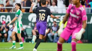 Pemain Barcelona Rodri merayakan gol dalam laga La Liga antara Real Betis vs Barcelona di Sevilla, Spanyol, Sabtu, 17 Oktober 2026. (AP Photo/Jose Breton)