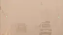 <p>Lalu lintas selama badai pasir Musim Semi di kota Nasiriyah, provinsi Dhi Qar, Irak selatan (5/5/2022). Irak kembali diselimuti lapisan jingga tebal karena mengalami serangkaian badai debu terbaru yang semakin sering terjadi. (AFP/Asaad Niazi)</p>
