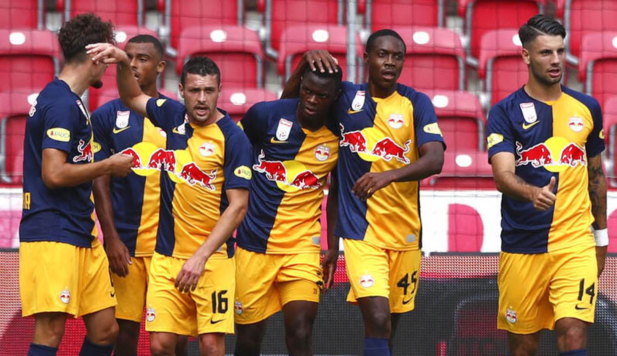 Pemain RB Salzburg merayakan gol yang dicetak oleh Patson Daka ke gawang Liverpool pada laga persahabatan di Stadion Red Bull Arena, Salzburg, Selasa (25/8/2020). Kedua tim bermain imbang dengan skor 2-2. (AP Photo/Matthias Schrader)