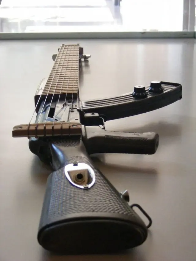 6 Gitar yang Bentuknya Absurd Ini Bikin Musisi Geleng Kepala