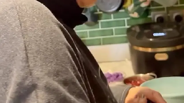 Momen Rieta Amilia Bikin Bubur Kampiun untuk Buka Puasa (credit: instagram/rieta_amilia)