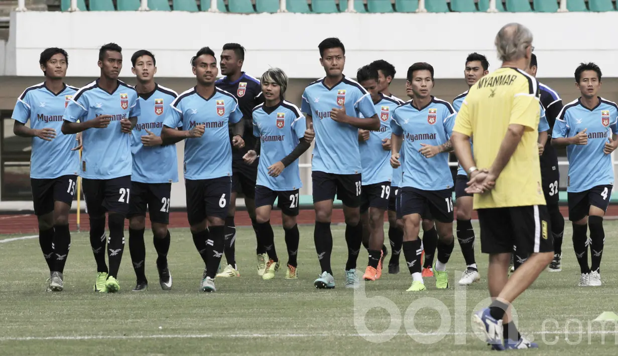 Pemain Timnas Myanmar menggelar latihan jelang pertandingan uji coba melawan Timnas Indonesia U-22 di Stadion Pakansari, Bogor, Senin (20/3/2017). Pada laga tersebut Myanmar menyatakan siap bungkam timnas Indonesia U-22. (Bola.com/M iqbal Ichsan)